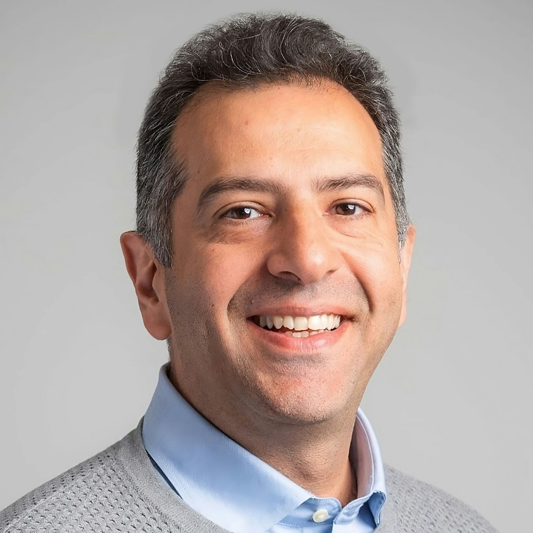 Professional headshot of a Brazilian man journalist